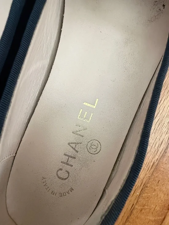 CHANEL Black Leather Bow Cap-Toe Ballet Flats - Picture 2 of 4